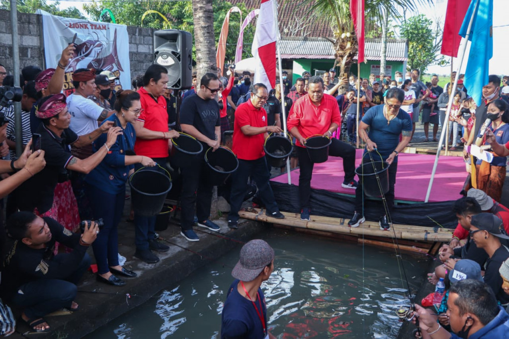 HUT ST. Pajarmas Ke-40 Banjar Tengah Lukluk, Bupati Giri Prasta Buka Lomba Mancing Air Deras